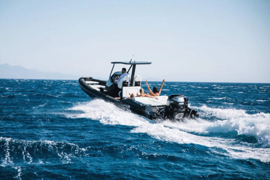 gne2mhP5_South beaches of Mykonos with a rib boat Seafighter 28.webp
