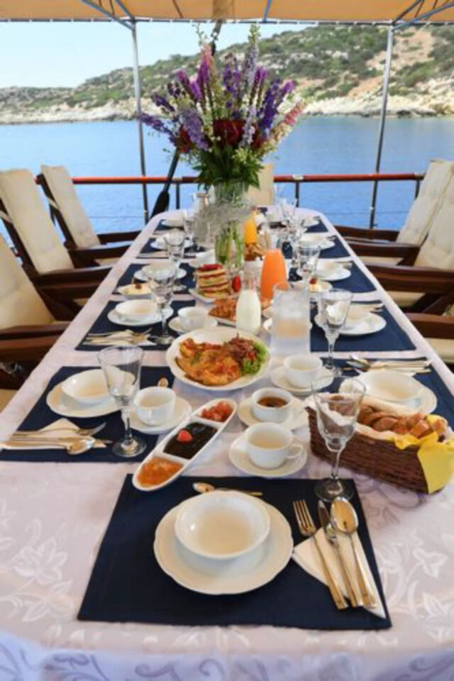 Motor-Sailer 98ft (Erato) Chartering Golden Yachting and Sailing